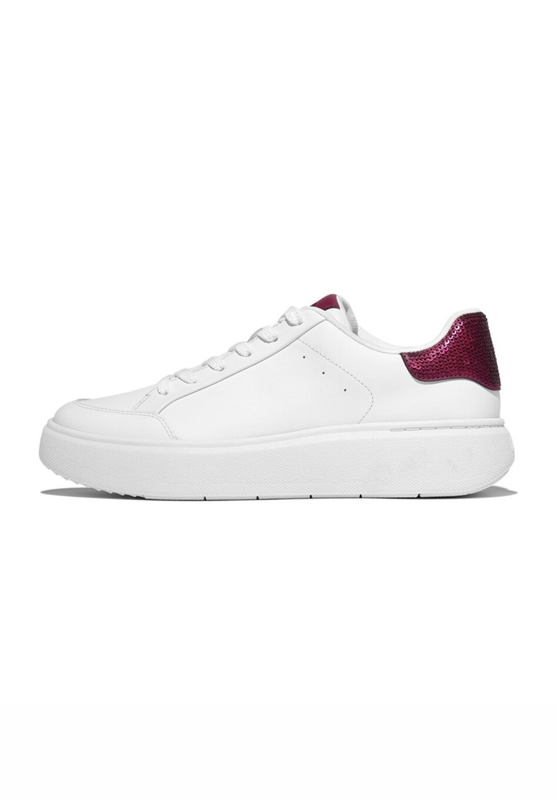 Witte leren sneaker met een gestructureerd fuchsia hielaccent, ronde neus, platte zool en een vetersluiting met zes oogjes.