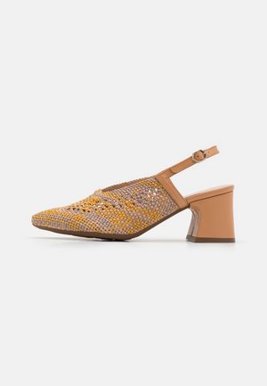 Pleciony obcas typu slingback w kolorze żółtym i lawendowym, z szpiczastym noskiem i średnim, blokowym obcasem. Wykonany z teksturowanego materiału, wyposażony w regulowany pasek.