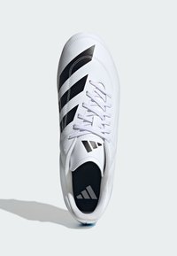 Hvid atletiksko med sorte accenter, prydet med tre striber og en tekstureret overflade. Snørebåndene er hvide, og indersålen har et sort logo.