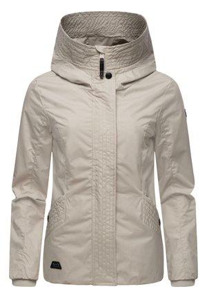 Veste de pluie beige avec un col haut, une capuche, des panneaux latéraux matelassés et des poignets côtelés. Comprend une fermeture éclair à l'avant et deux poches latérales.