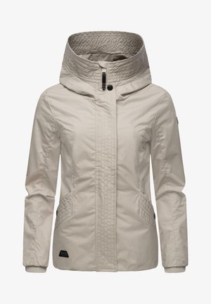 Giacca impermeabile beige con colletto alto, cappuccio, pannelli laterali trapuntati e polsini a costine. Presenta una zip frontale e due tasche laterali.