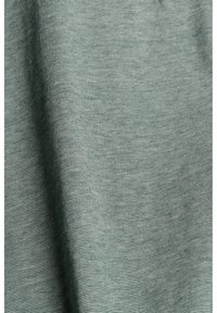 Geweven stof in een gedempte groene kleur met fijne, afwisselend lichte en donkere strepen; lichtgewicht en glad oppervlak.