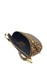 Sac à main en imprimé léopard, fabriqué en tissu texturé avec une fermeture éclair dorée, doté d'une seule anse et d'un intérieur noir avec une petite poche.