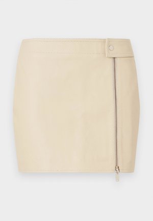 Béžová mini sukňa z kože s priliehavým strihom, vybavená bočným zipsom a zapínaním na gombík. Hladká textúra s detailmi šitia.