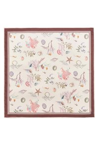 Foulard en soie représentant un motif inspiré de la mer avec des coquillages et des coraux sur un fond clair, bordé d'une finition bordeaux.