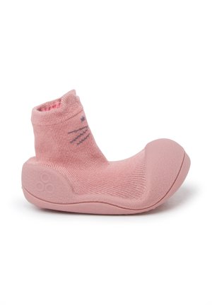Rosa Kinderschuhe mit einem weichen Obermaterial aus Stoff, runder Zehenpartie und Gummisohle. Mit Schnurrbartmustern auf der Vorderseite und gepolstertem Knöchel gestaltet.