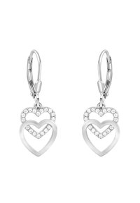 Orecchini a pendente in tonalità argento con design a cuore sovrapposto, decorati con scintillanti pietre trasparenti e fissati con chiusure a leva.