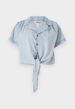 Lichtblauw cropped denim shirt met korte mouwen, knoopsluiting aan de voorkant, kraag en strikdetail bij de taille. Licht vervaagde textuur en zichtbare stiksels.