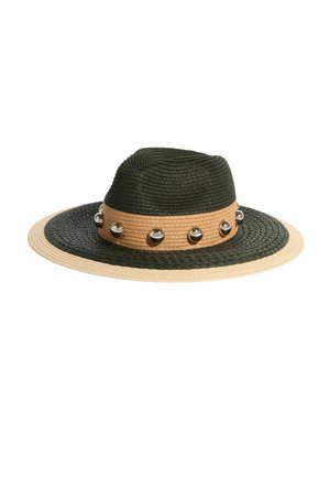 Pălărie țesută cu boruri largi, în negru și bej, cu o bandă maro deschis decorată cu nituri rotunde argintii așezate uniform.