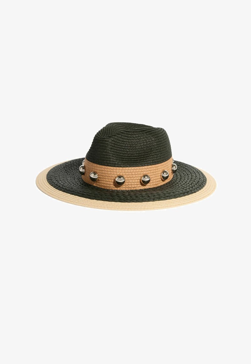Chapeau à larges bords en tissu tissé noir et beige avec un bandeau marron décoré de clous argentés ronds espacés uniformément.