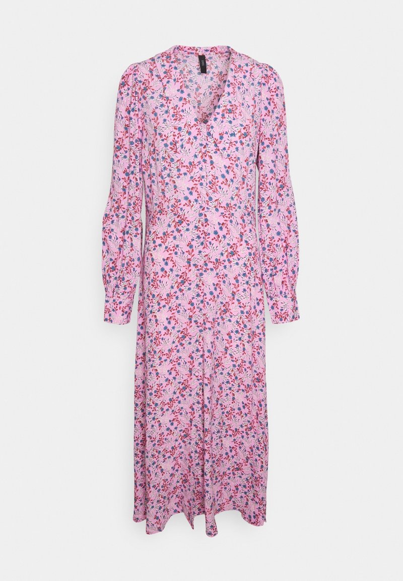 Robe florale rose avec un design enroulé, manches bouffantes longues et une longueur au genou. Présente de petites fleurs rouges et bleues sur un fond rose.