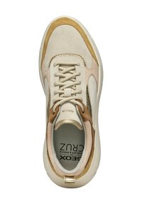 Baskets beiges avec des accents en suede et en cuir. Elles sont dotées de lacets, d'un bout arrondi et d'une semelle extérieure texturée. Détails dorés près du talon.