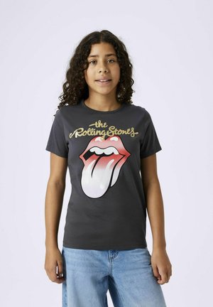 Czarna t-shirt z materiału ma dużą grafikę czerwonego i białego języka z napisem "the Rolling Stones" w złotym kolorze powyżej. Krótkie rękawy, okrągły dekolt.