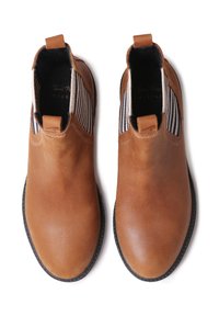 Botas de tobillo de cuero marrón con paneles laterales elásticos que presentan rayas en blanco y negro. Textura suave, punta redonda y tiradores para facilitar el uso.