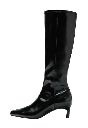 Botte haute en cuir noir avec un petit talon et un bout pointu, vue de côté sur fond blanc.