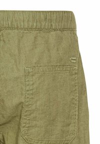 Oliven grønne linnedshorts med en rynket talje, baglomme med stikninger og subtil tekstur.