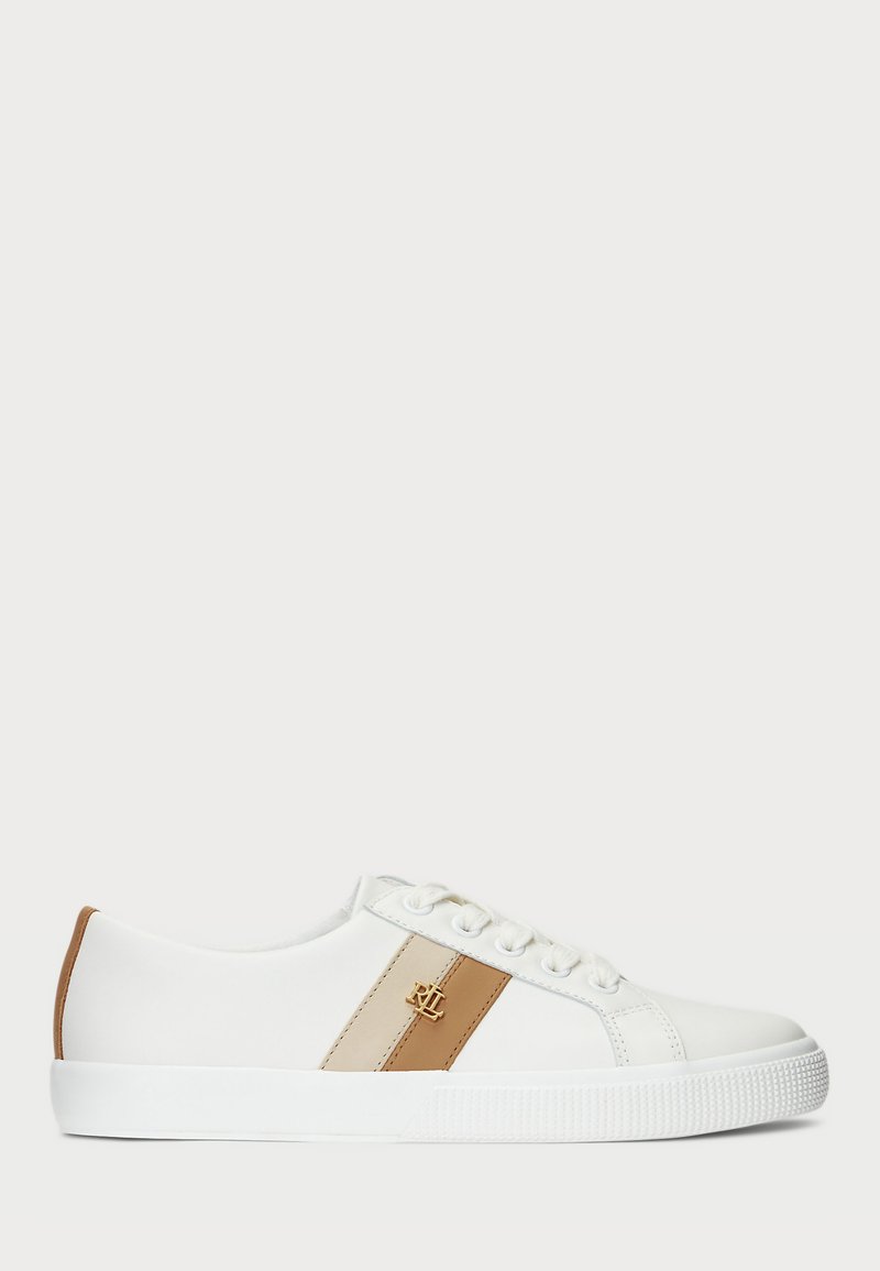 Sneakers brancos de cano baixo com atacadores na frente, riscas laterais bege e castanhas, e logo RL dourado na lateral.