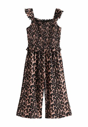 Kombinezon w panterkę z karbowanym stanem, falbanami na ramiączkach i szeroką nogawką. Główne kolory to czarny i jasnoróżowy, materiał o fakturze.
