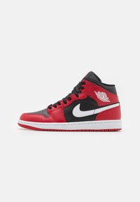 Wysoki but do koszykówki z czerwono-czarną skórzaną cholewką, białym logo Nike oraz teksturowanymi detalami, wyposażony w białą środkową podeszwę i czerwoną podeszwę zewnętrzną.