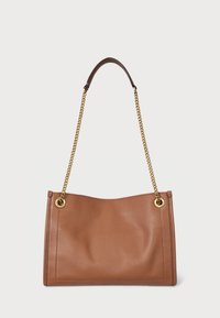 Καφέ δερμάτινη τσάντα χειρός με υφασμάτινη υφή, διακοσμημένη με χρυσή αλυσίδα, δομημένο σχήμα και κυκλικά χρυσά διακοσμητικά στοιχεία.