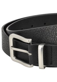 Zwarte leren riem met een gestructureerde afwerking, voorzien van een zilveren metalen gesp en meerdere gaatjes voor aanpassing.