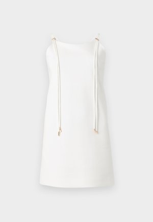 Vestito bianco senza maniche con silhouette dritta, caratterizzato da due lunghe stringhe bianche con dettagli dorati sulle spalle. Tessuto liscio.