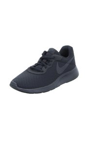 Sneakers i mörknavy meshtyg med snörning, vadderad krage och en tjock gummisula, med en subtil logotyp på sidan.