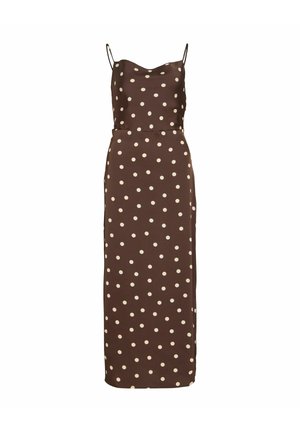 Brun kjole med hvide prikker, tætsiddende overdel og justerbare spaghetti-stropper; har en lang, flydende silhuet og glat stoftekstur.