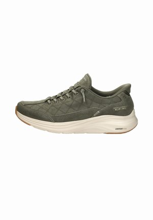 Olivgrüner Schnürsneaker mit gestepptem Stoff, gepolstertem Kragen, weißer gepolsterter Sohle und Skechers Slip-Ins Branding an der Ferse.