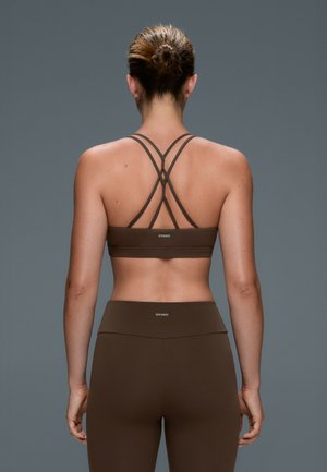 OYSHO, COMFORTLUX LIGHT SUPPORT SPORTS BRA WITH CROSSOVER STRAPS - Brassières de sport à maintien léger - mottled light brown