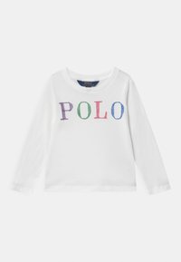 Bílý dlouhý rukáv tričko s multicolor textem "POLO" v hravém písmu. Vyrobeno z měkké bavlny, s kulatým výstřihem a volným střihem.