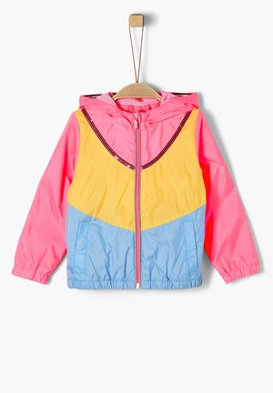Veste légère pour enfant avec capuche, manches roses et capuche, poitrine jaune et bas bleu clair, suspendue sur un cintre en bois.