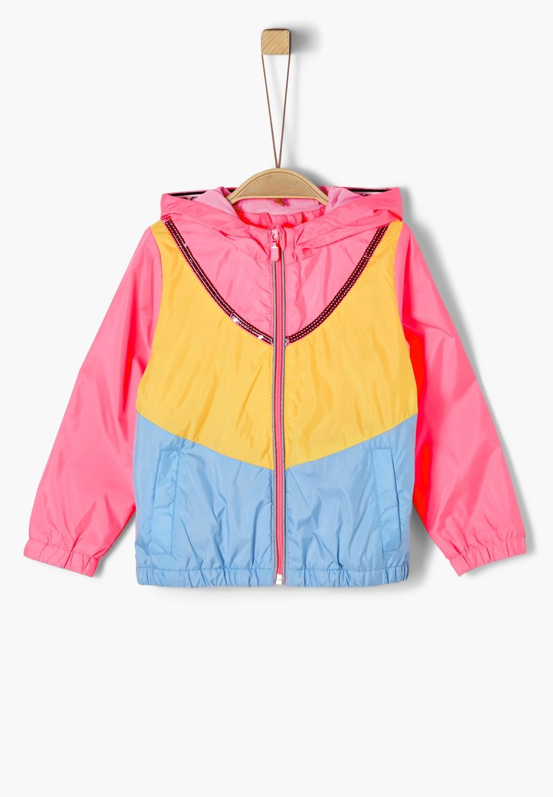 Veste légère pour enfant avec capuche, manches roses et capuche, poitrine jaune et bas bleu clair, suspendue sur un cintre en bois.