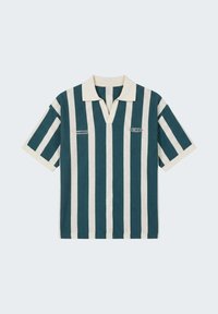 Polo avec larges rayures verticales vertes et blanches, manches courtes, col ivoire et petit logo sur la poitrine gauche.