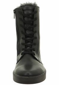 Botas de cuero negro hasta el tobillo con un acabado texturizado, cordones en la parte delantera, cremallera lateral y cuello de piel sintética gris para mayor calidez y detalle.