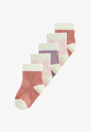 Vijf paar geribde babysokken in afwisselende kleuren: roze, paars en wit, diagonaal gerangschikt op een witte achtergrond.