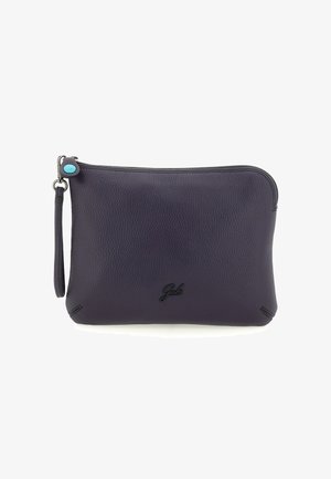 Pochette da polso in pelle texturizzata di colore viola scuro con chiusura a zip e piccolo dettaglio blu vicino al cursore, logo del marchio impresso al centro frontale.