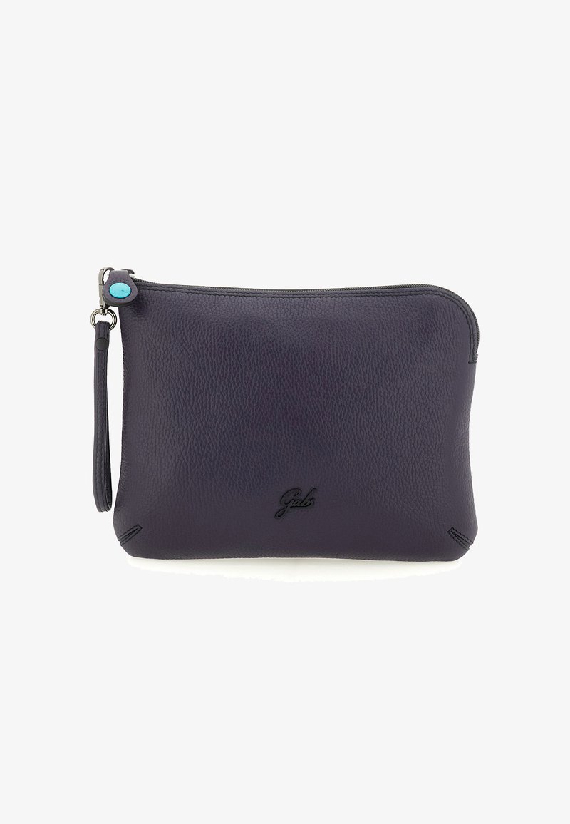 Pochette da polso in pelle texturizzata di colore viola scuro con chiusura a zip e piccolo dettaglio blu vicino al cursore, logo del marchio impresso al centro frontale.