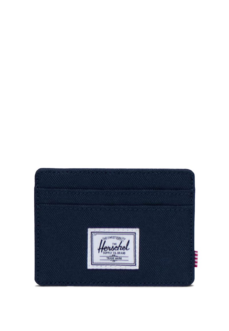 Porte-cartes en tissu marine avec deux emplacements pour cartes et étiquette rectangulaire blanche Herschel Supply Co. centrée à l'avant.