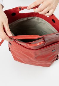 Aunts & Uncles MRS MINCE PIE - Tagesrucksack - cranberry