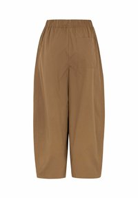 Hnedé široké nohavice s elastickým pásom a jedným zadným našitým vreckom, z ľahkej tkaniny.