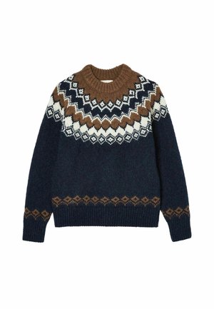 Marineblauer Strickpullover mit geometrischen Mustern in Weiß, Braun und Creme; gerippte Bündchen und Saum; über einem hellblauen Jeanshemd getragen.