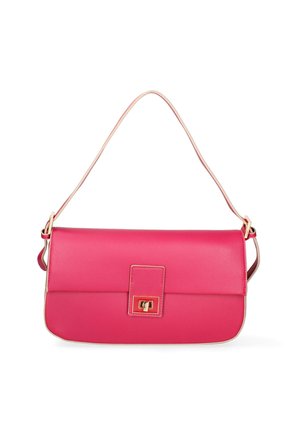 Sac à main en cuir rose avec une texture lisse, de forme rectangulaire, et un fermoir doré. Équipé d'une fine bandoulière et d'un contour contrastant.