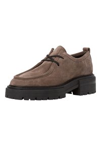Scarpe in suede marrone con lacci, punta arrotondata, suola in gomma nera spessa e dettagli di cucitura discreti lungo il bordo superiore.