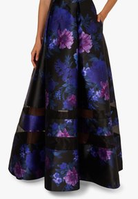 Kwiecista sukienka maxi z czarną satynową bazą, ozdobiona żywymi fioletowymi i różowymi kwiatami, z delikatnymi czarnymi panelami na końcach.