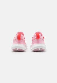 Chaussures de sport roses avec une tige en mesh, un col rembourré et un onglet de talon rouge contrastant. Semelle extérieure en caoutchouc blanc avec des détails texturés.