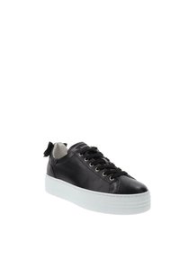 Schwarze Leder-Sneaker mit einer weißen Plateausohle, runder Zehenform und Schnürdesign vorne; verfügt über eine kleine Akzent-Schleife an der Ferse.