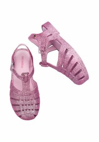 Różowe sandały z brokatem o zapinanym wzorze, z klamrą, otwartym palcami i teksturowaną cholewką dla wentylacji.