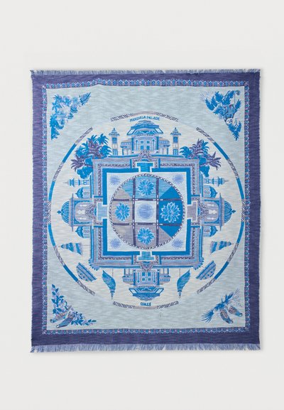 Tissu carré avec un motif de palais mandala bleu et violet, comprenant des motifs floraux, des palmiers et des oiseaux sur un fond gris clair.