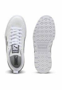 Λευκό αθλητικό παπούτσι Puma, εμφανιζόμενο από πάνω και από τη σόλα, με σχέδιο δεσίματος με κορδόνια και λογότυπο της μάρκας στη γλώσσα και στη σόλα.